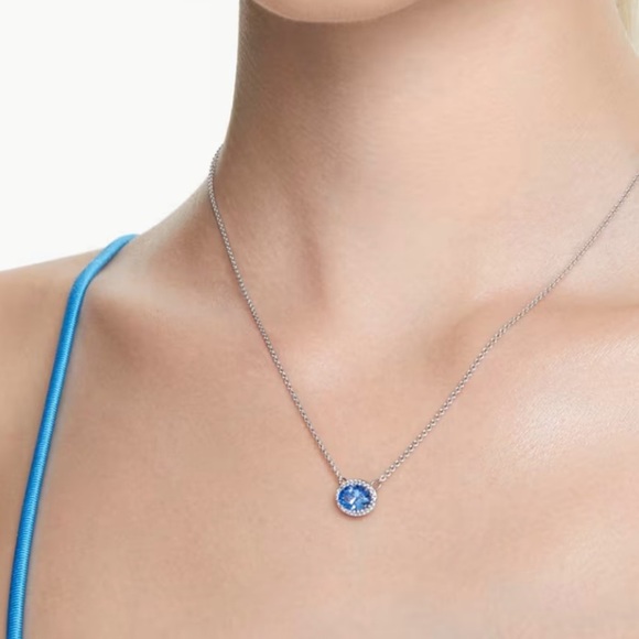 Clear Swarovski Crystal
Rivoli & Blue Aurora Borealis pendants with 925 chain - Picture 11 of 16